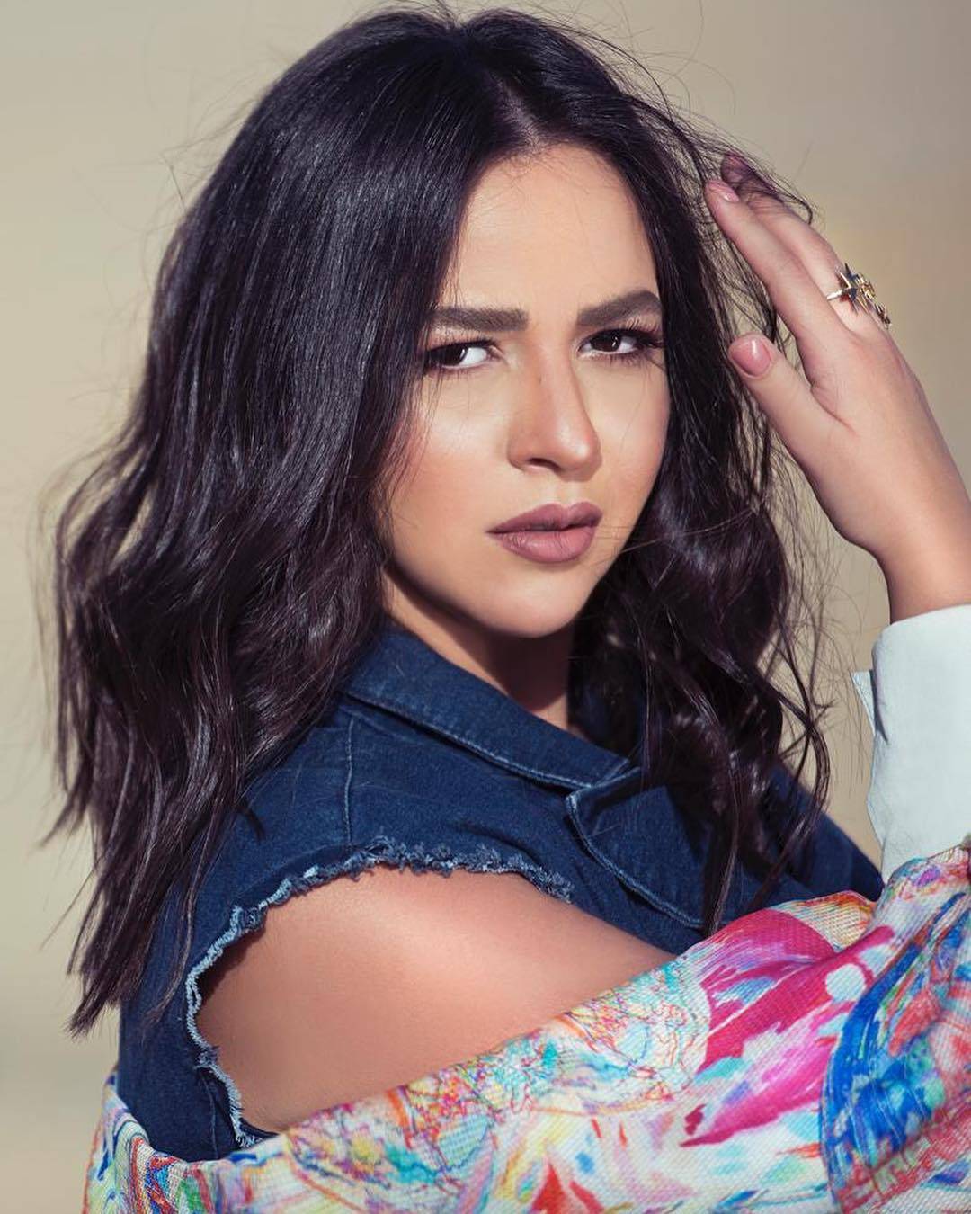 إيمي سمير غانم تستعيد ذكريات طفولتها بصورة نادرة