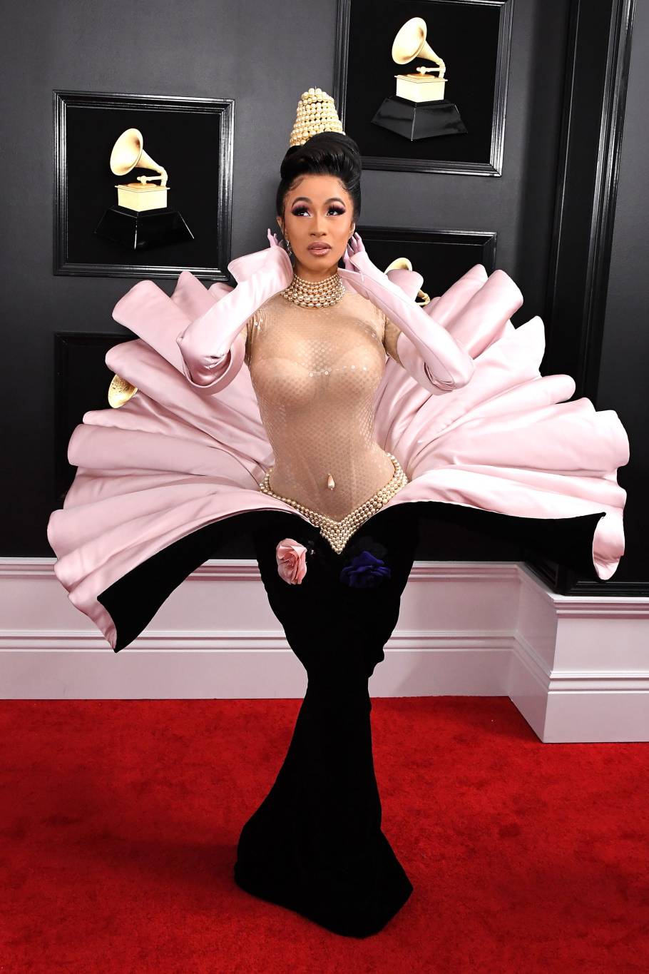 أمومة كاردي بي تبرز بحقيبة Chanel وعربة أطفال من Dior