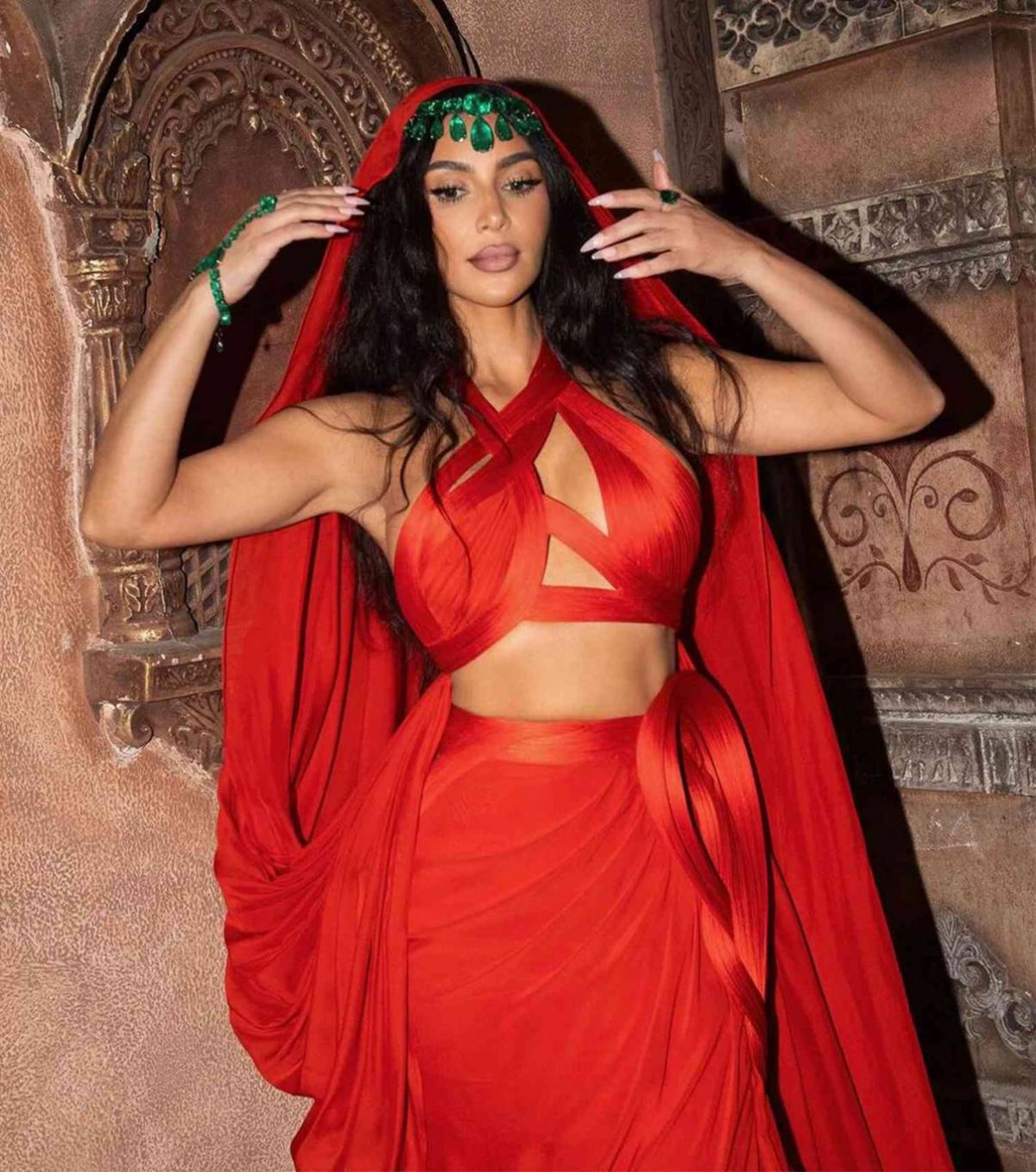 كيم كارداشيان بأكثر من 500 قيراط من الزمرد