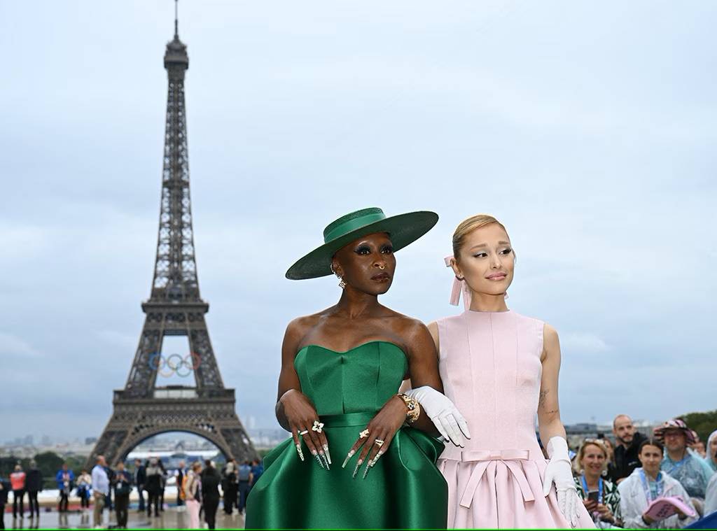 أريانا غراندي وسينثيا إريفو بنمط The Wicked في باريس