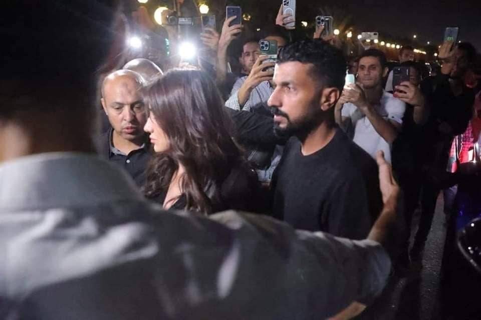 محمد سامي ومي عمر يصلان العزاء محمد سامي ومي عمر يصلان العزاء