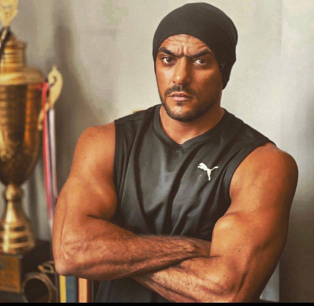 بالفيديو - أحمد العوضي يوجّه رسالة إلى حبيبة معجب استغاث به