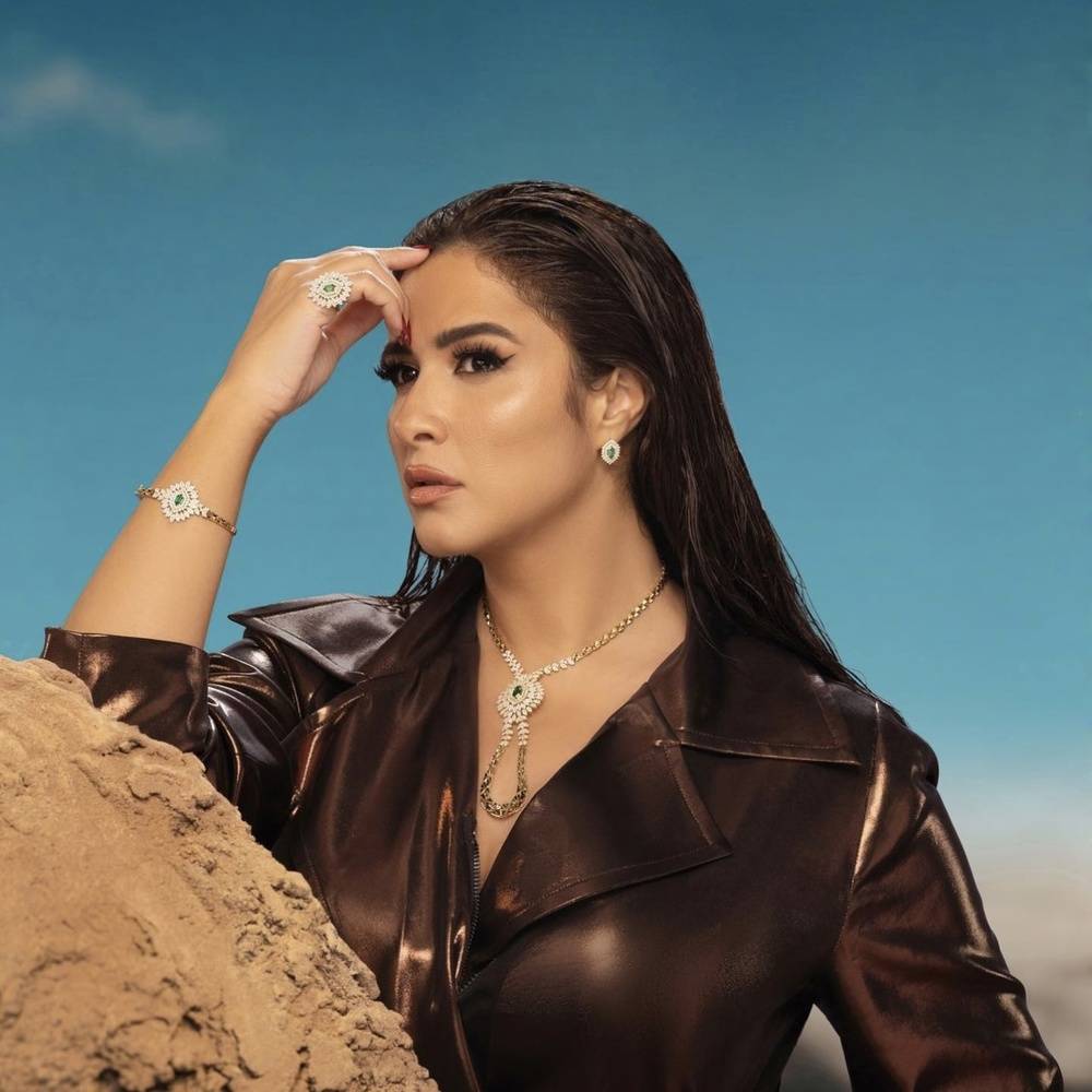 بالفيديو - ياسمين عبد العزيز تستعرض عضلاتها في شد الحبل