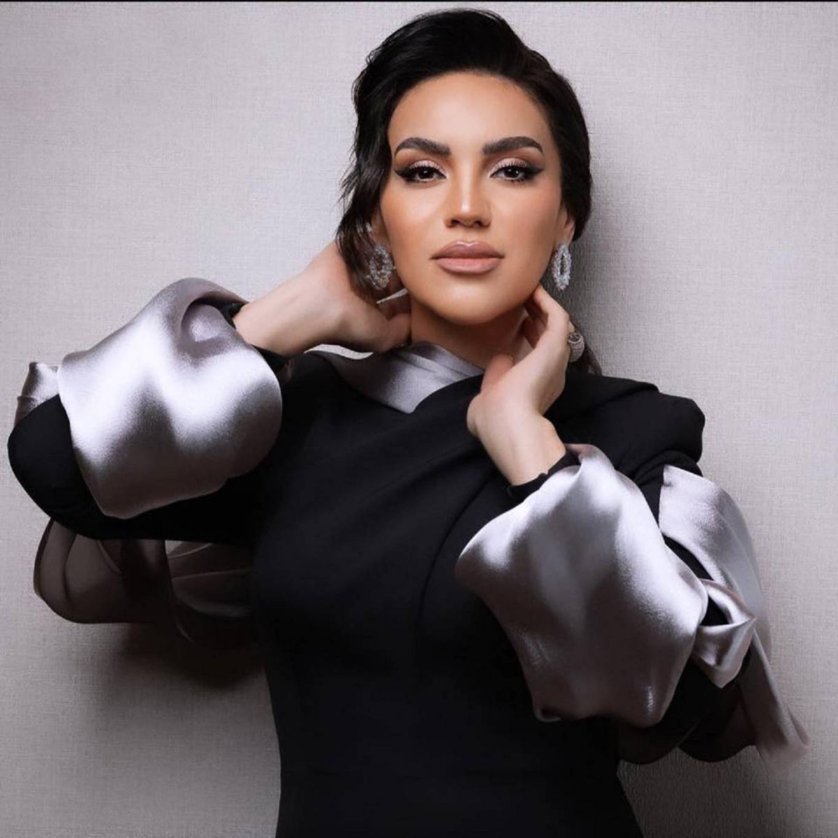 برسالة رومانسية... مي فاروق تحتفل بعيد ميلاد خطيبها