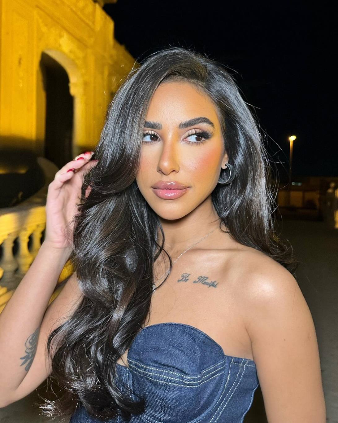 آية سماحة تردّ على انتقادات تقبيلها زوجها