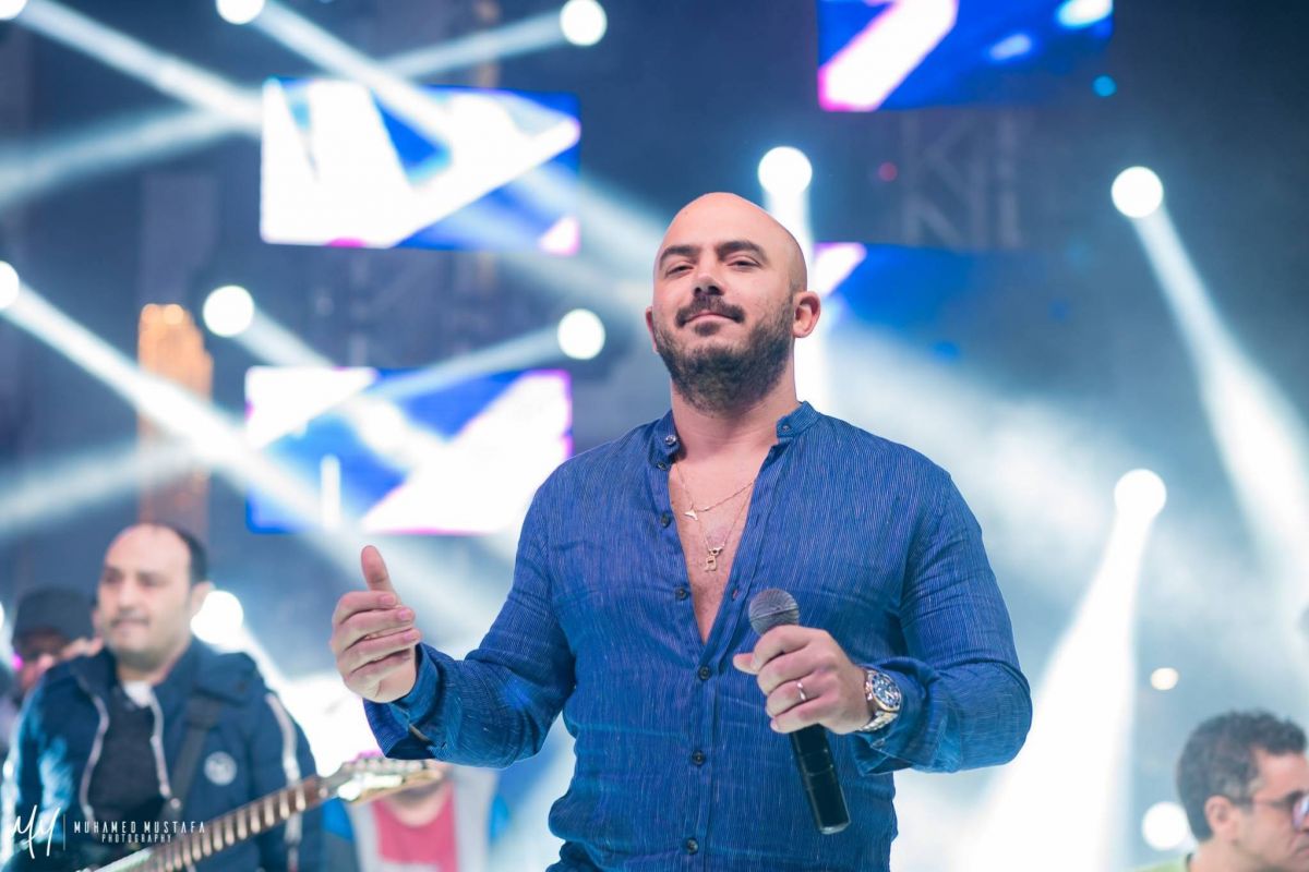 بالفيديو - محمود العسيلي يوجه رسالة طريفة للفتيات القصيرات