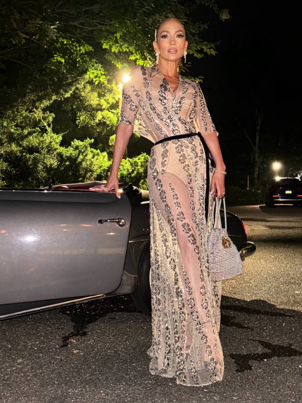 جينيفر لوبيز بإطلالة من Dior تخطف الأضواء تزامناً مع عيد ميلاد بن أفليك