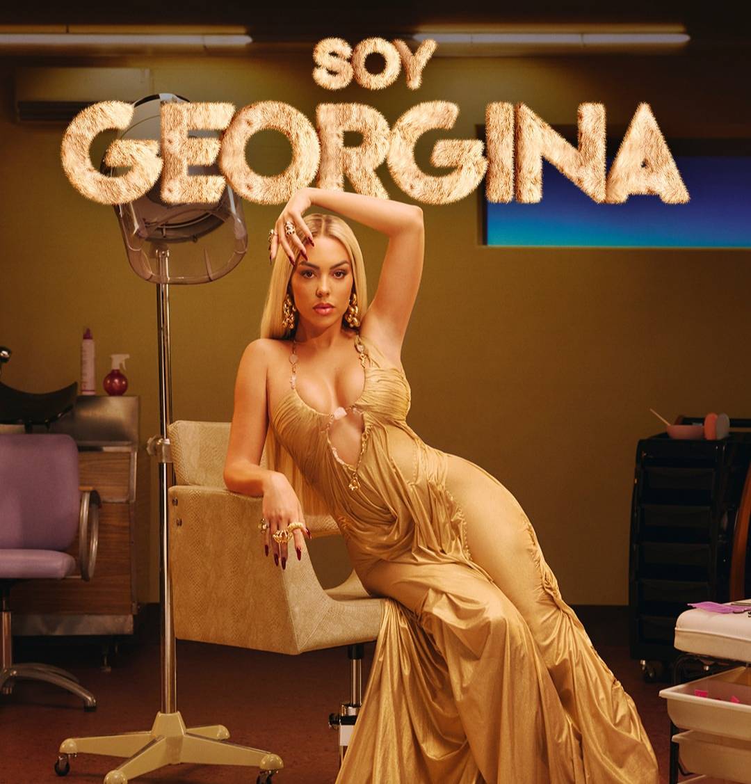 جورجينا رودريغيز بفستان مكشوف يشبه ملابس النوم