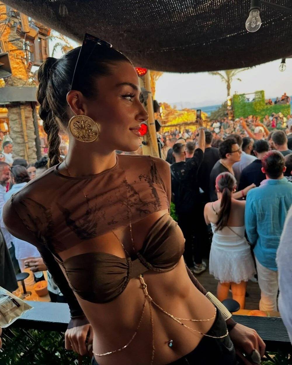 هاندا أرتشيل تحتفل بصخب مع حبيبها في اليونان