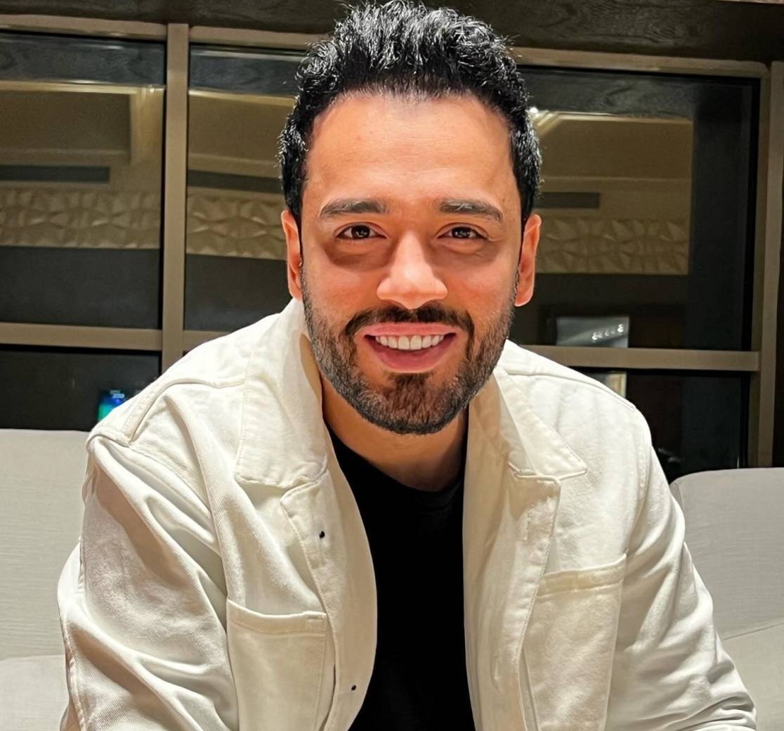 بالصور - رامي جمال يفاجئ زوجته في حفله