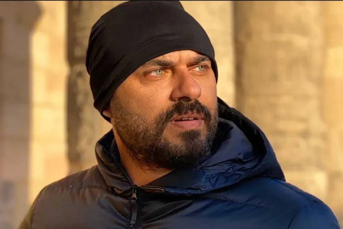 بالصور - نجوم الفن والرياضة في عزاء والد أحمد صلاح حسني