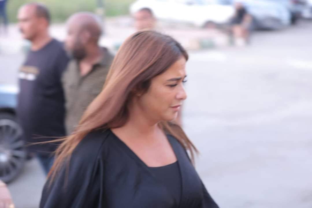 ياسمين عبد العزيز لحظة وصولها العزاء ياسمين عبد العزيز لحظة وصولها العزاء