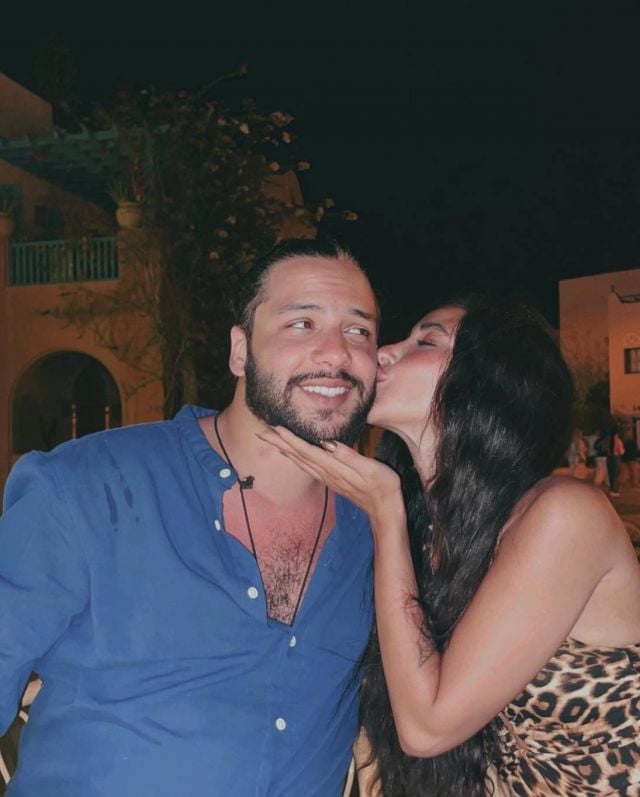 آية سماحة تُقبّل زوجها محمد السباعي