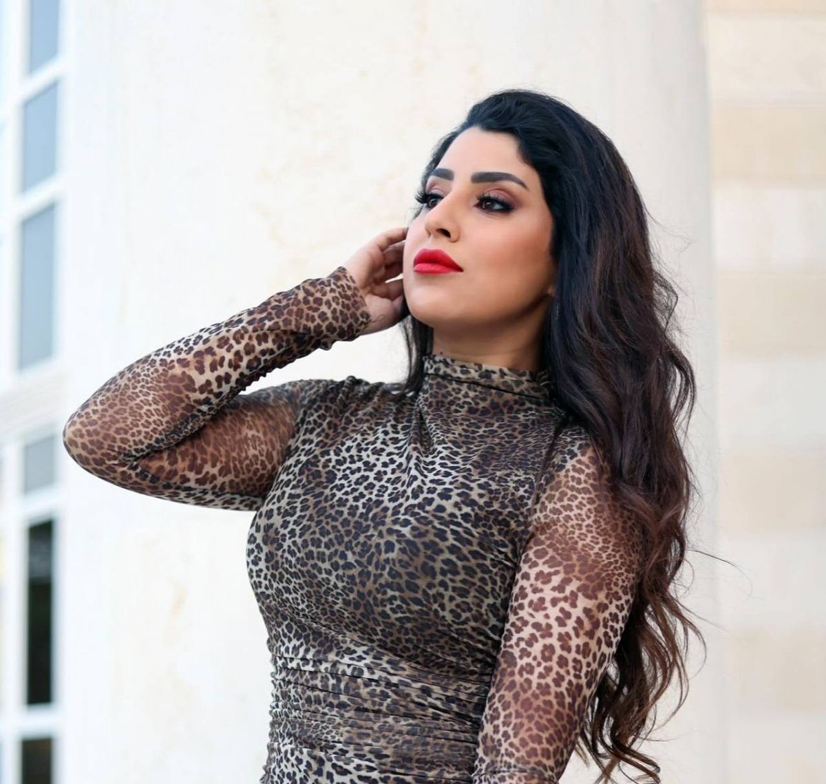 آيتن عامر تكشف حقيقة صورتها بملابس السجن