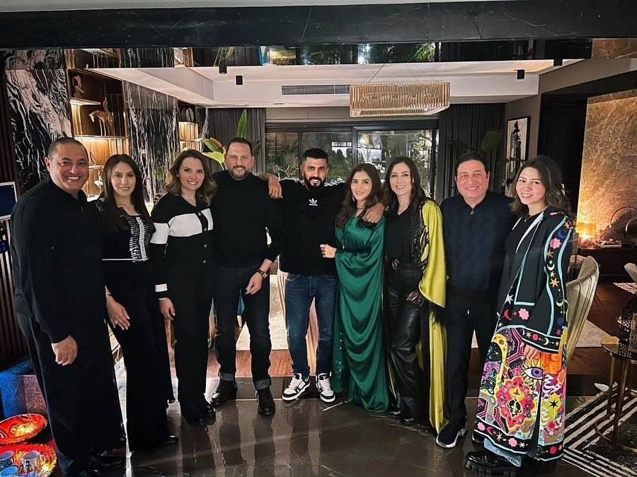 بالفيديو - فنان شاب يثير الجدل بسيارته الفارهة