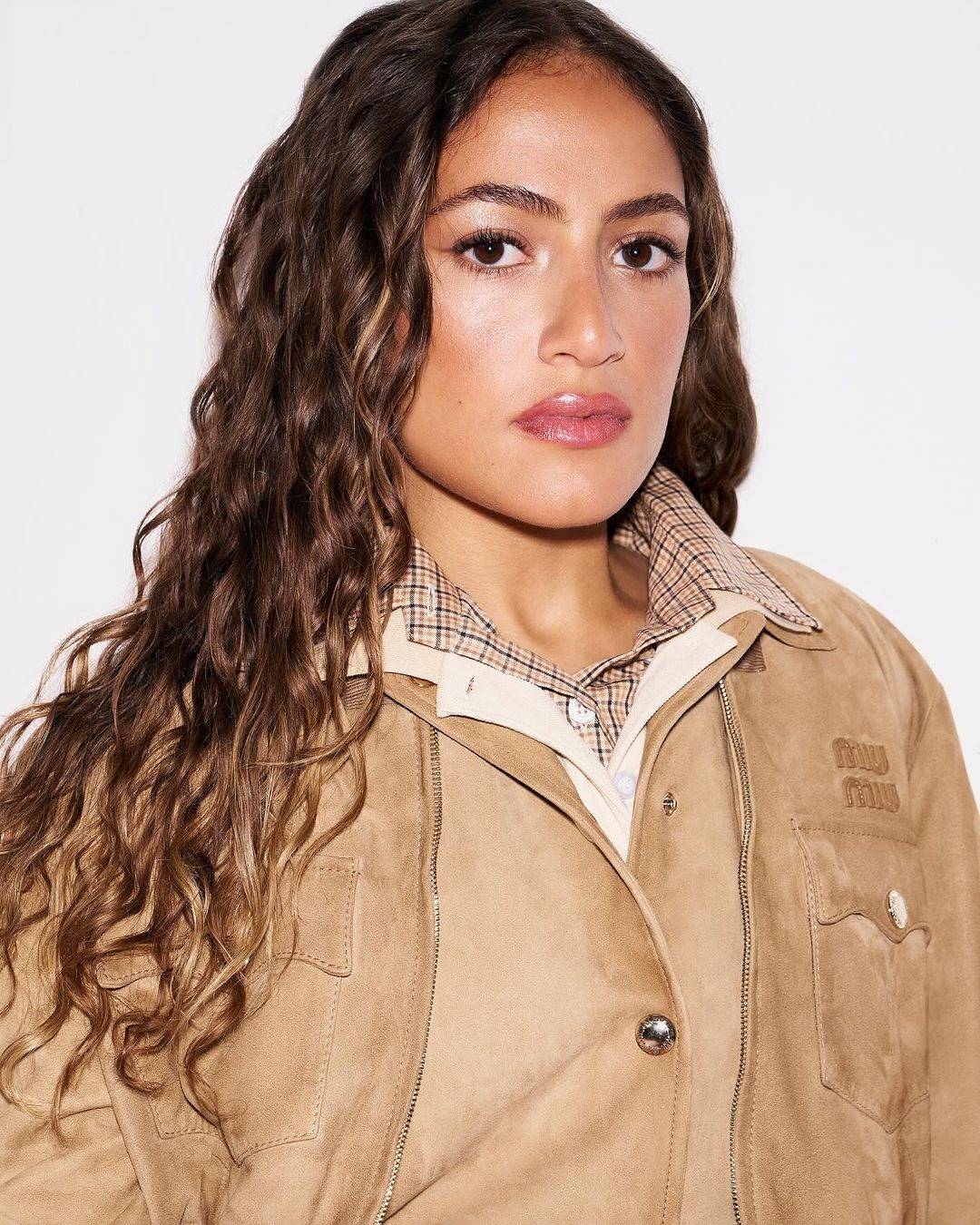 حذاء كنزي عمرو دياب يعرضها للسخرية