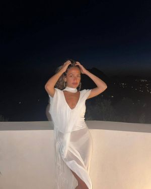 كينزي عمرو دياب بالبيكيني تدير ظهرها إلى الكاميرا