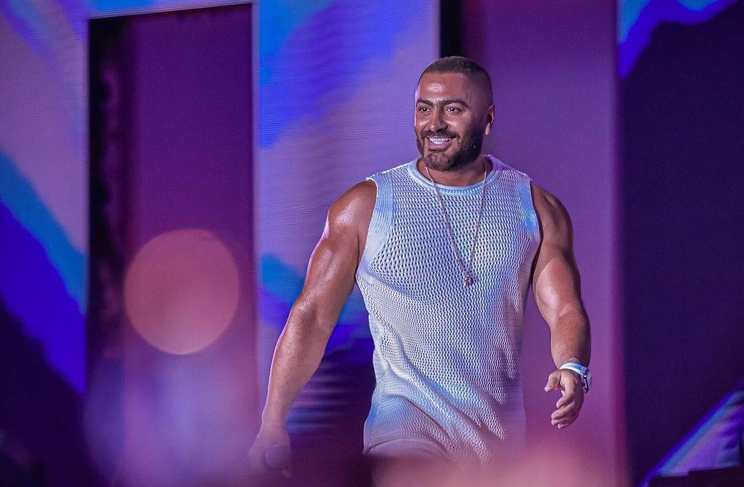 لهذا السبب يقدم تامر حسني المواهب الجديدة في حفلاته