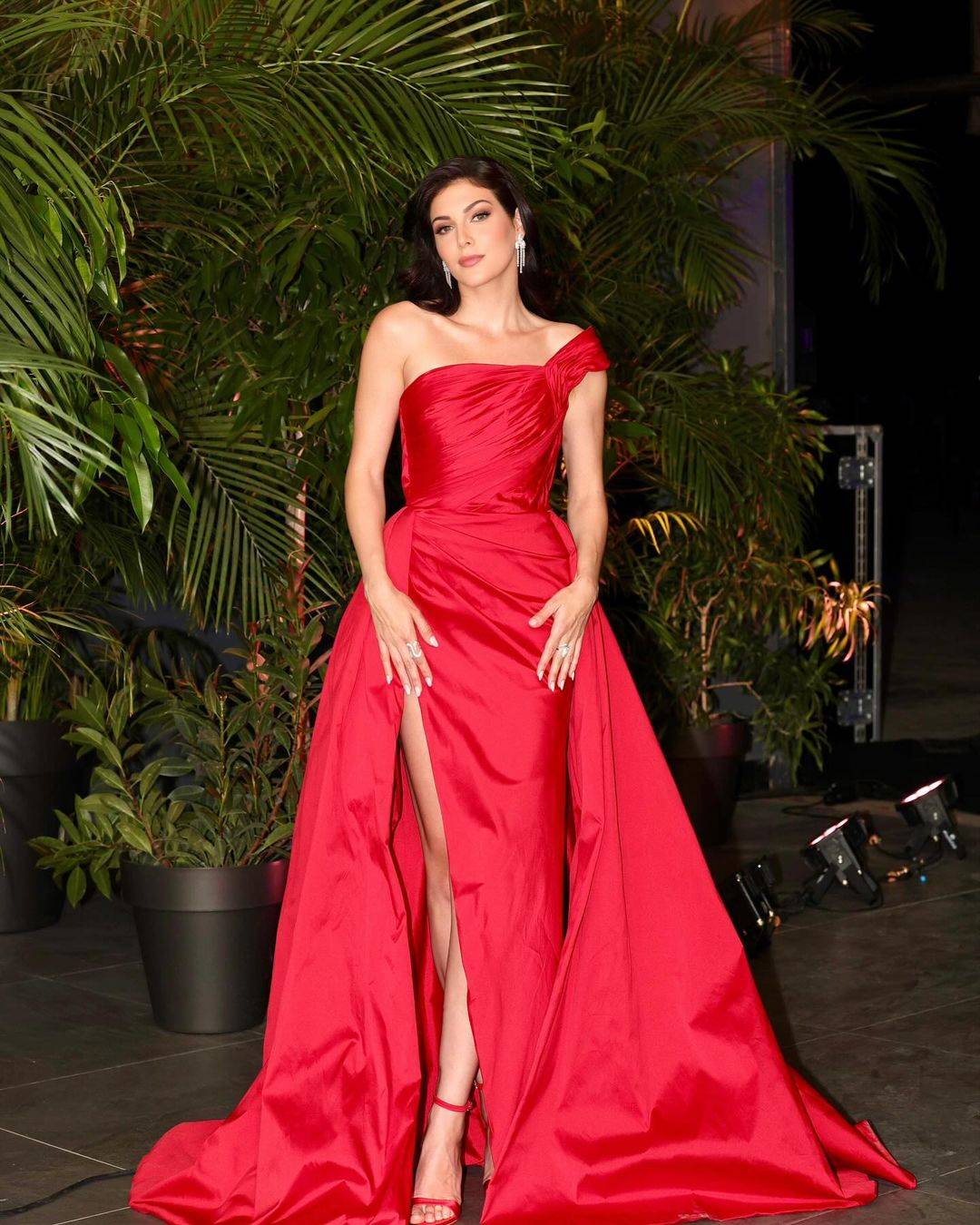 رزان جمّال تأسر القلوب بالأحمر الناري