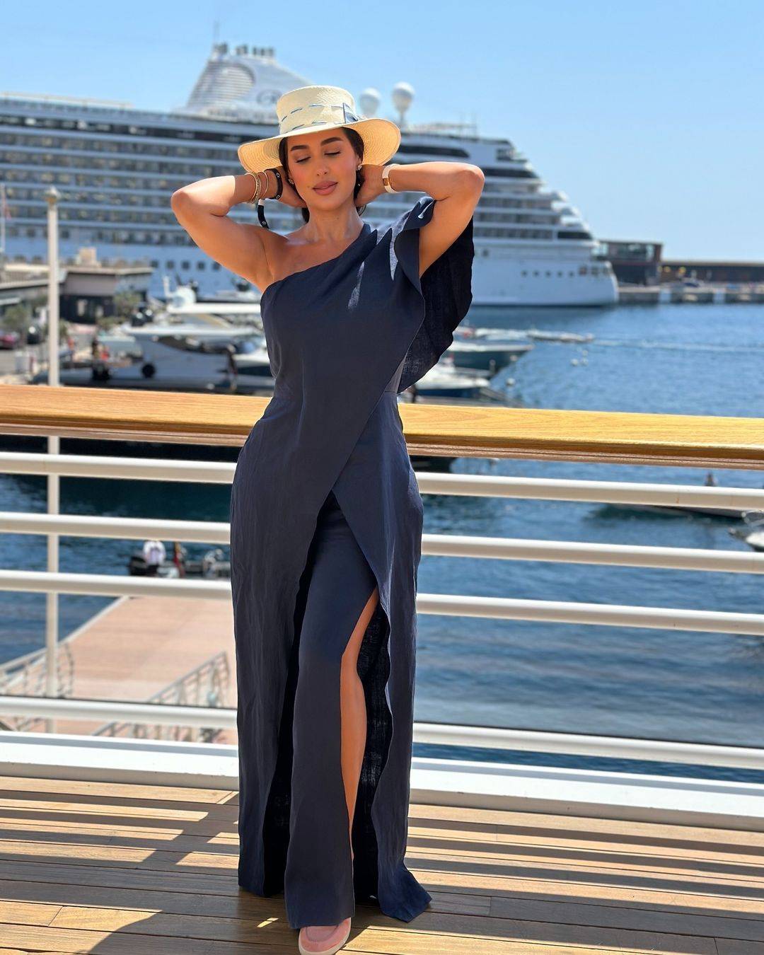 فستان ياسمين صبري الغريب محط اهتمام عاشقات الموضة