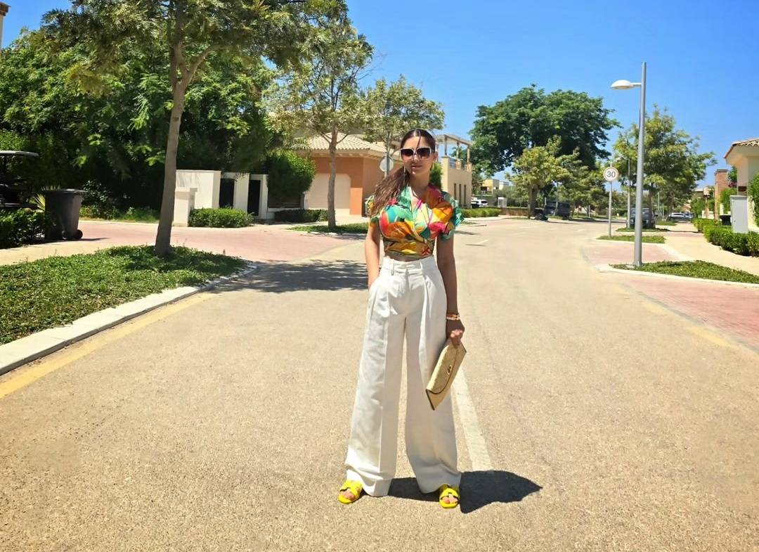 مي عمر تجيد اختيار وتنسيق ملابسها الصيفية