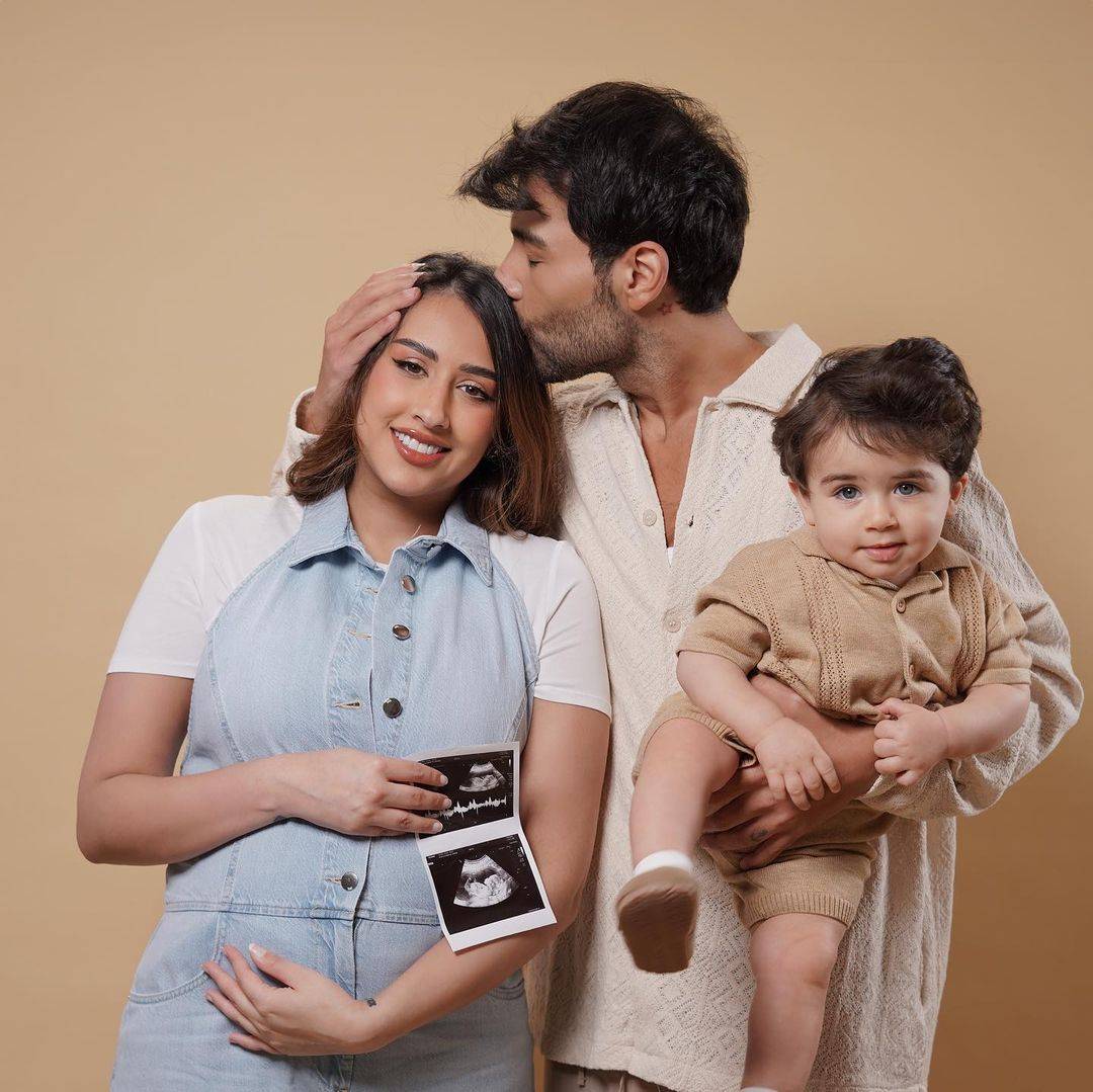 هجوم ساخر على فرح الهادي واتّهامها باستغلال ابنها