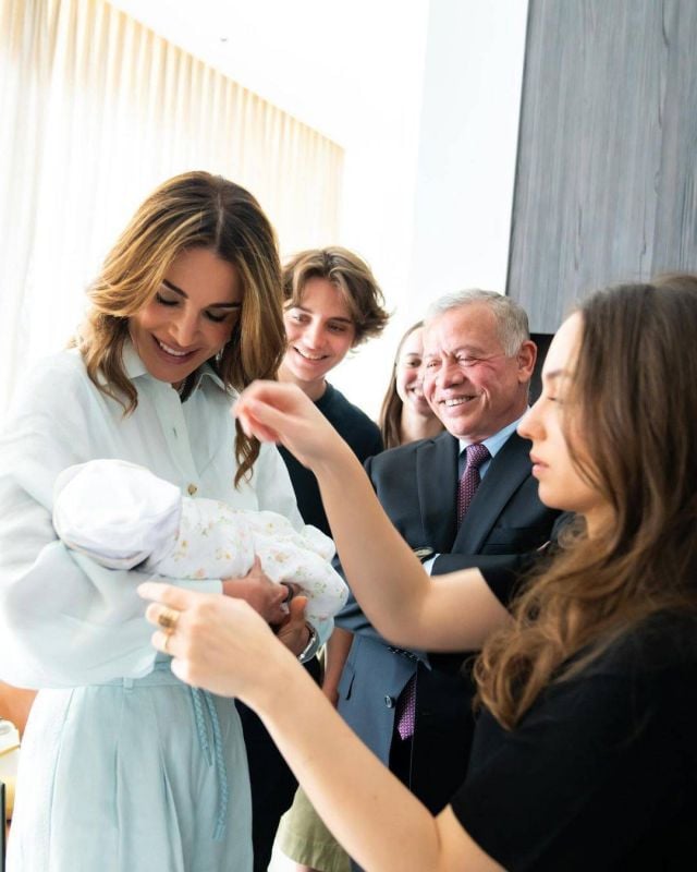 بالفيديو - لقاء عائلي مميّز يجمع العائلة المالكة بالأميرة الصغيرة إيمان