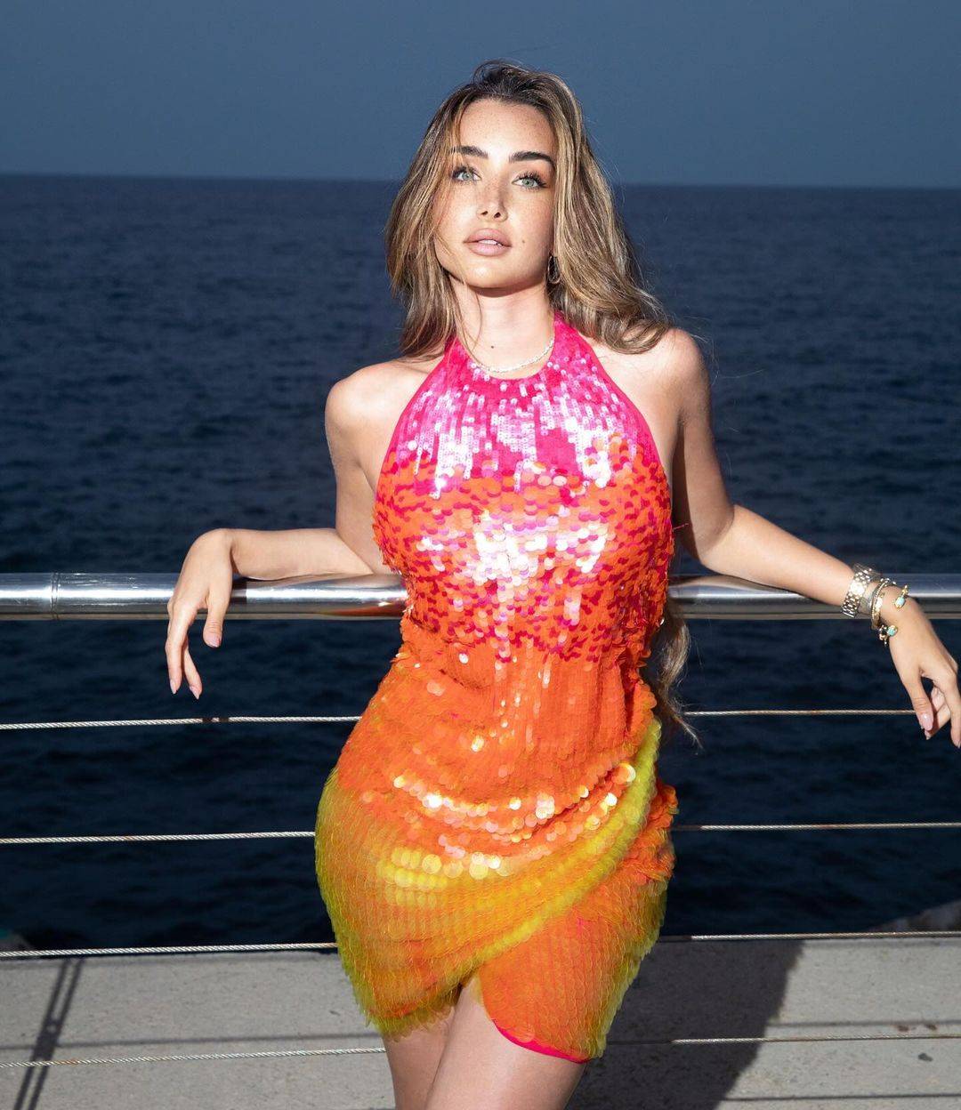 هنا الزاهد تضجّ أنوثةً بالقصير