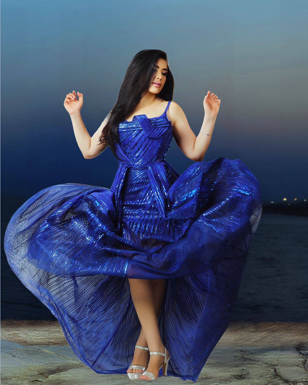 عبير صبري تجري هذه التعديلات على فستانها ليصبح محتشماً