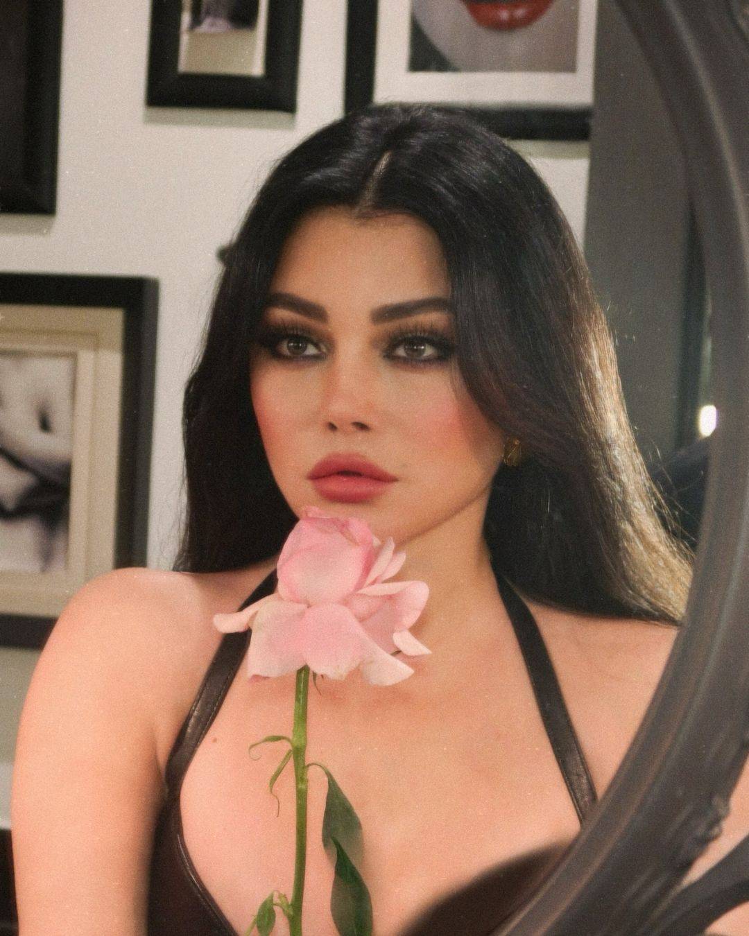 هيفاء وهبي تضجّ أنوثة بفستان جلدي قصير