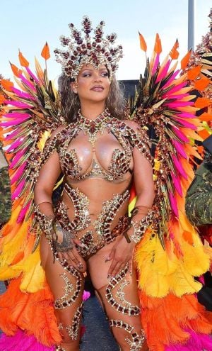 ريهانا ونجمات عالميات بأزياء الكرنفالات الجامحة