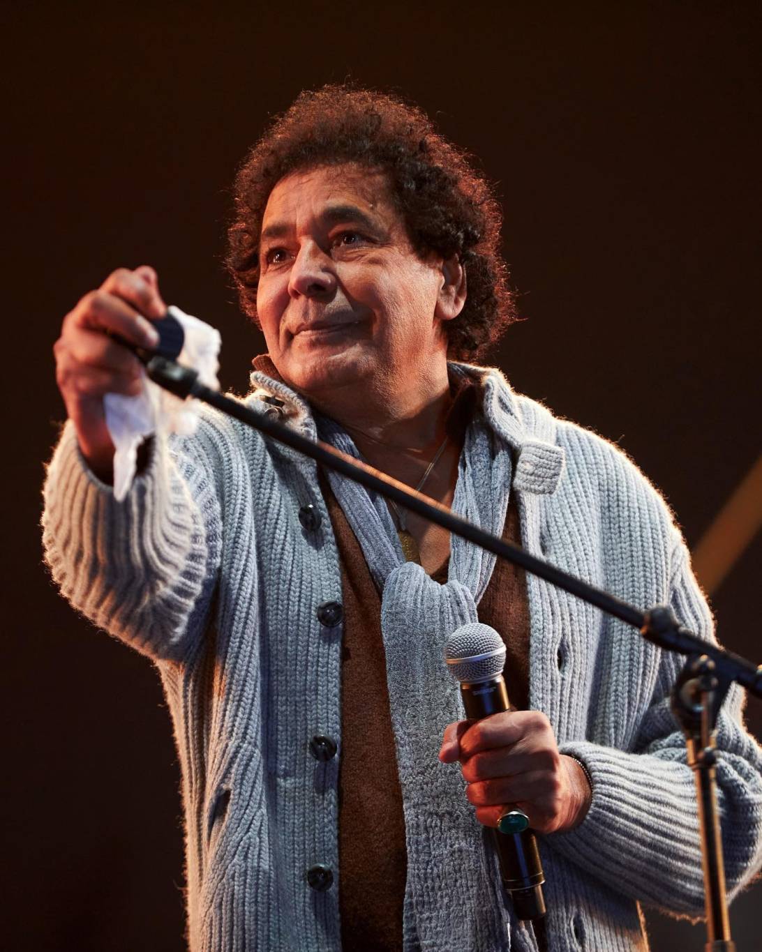 بالفيديو - محمد منير ينفي تعرضه لوعكة صحية برسالة لجمهوره