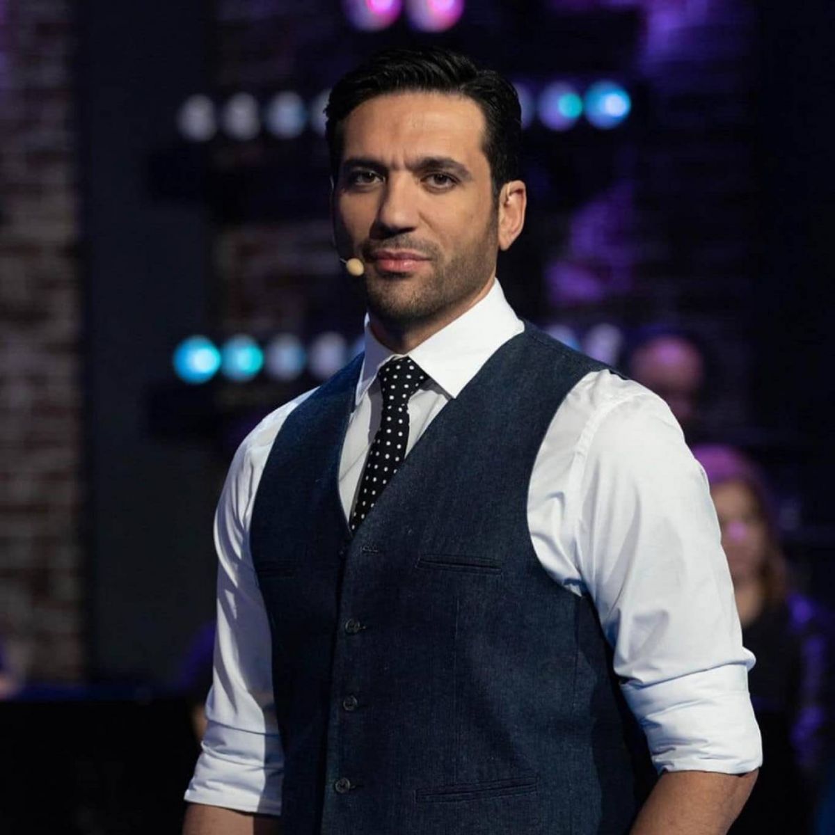 بالفيديو - الجمهور يلتف حول حسن الرداد في العلمين