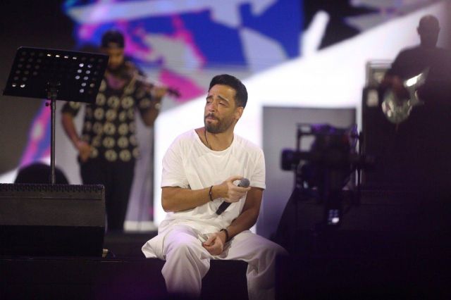 رامي جمال ولحظة مؤثرة في حفله بالعلمين