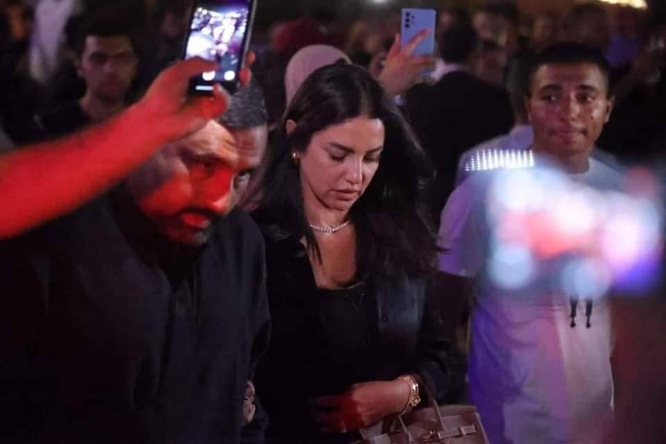 درّة وزوجها هاني سعد يصلان العزاء درّة وزوجها هاني سعد يصلان العزاء