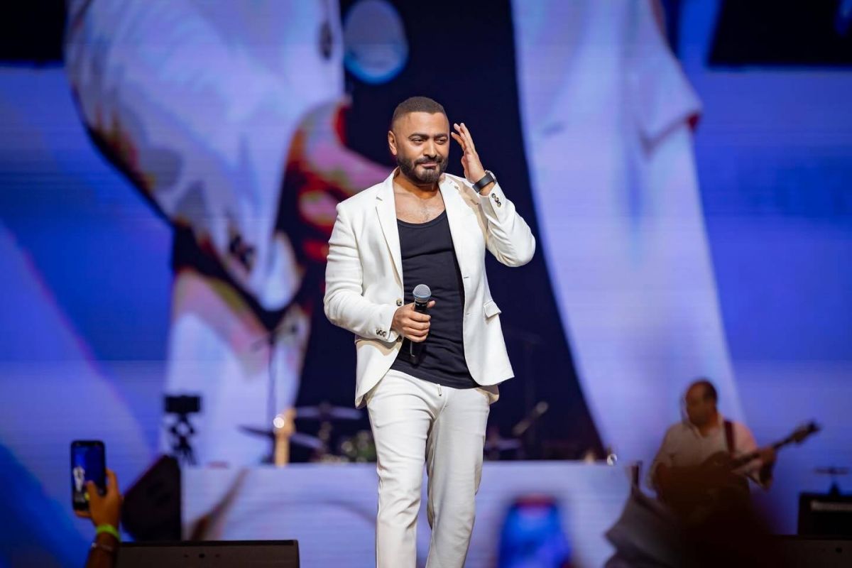 بالفيديو والصور - بموكب وقالب حلوى... تامر حسني يُحيي حفلاً في جدّة يوم ميلاده