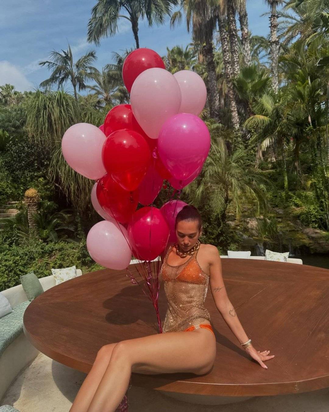 دوا ليبا تودّع العشرينات بملابس البحر