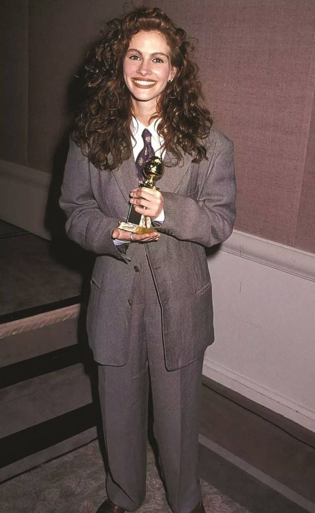 Julia Roberts ببدلة من Giorgio Armani في 1990 Golden Globes
Julia Roberts ببدلة من Giorgio Armani في 1990 Golden Globes