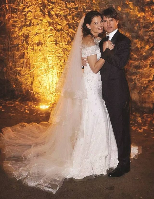 Katie Holmes بفستان زفاف من Giorgio Armani في العام 2006
Katie Holmes بفستان زفاف من Giorgio Armani في العام 2006