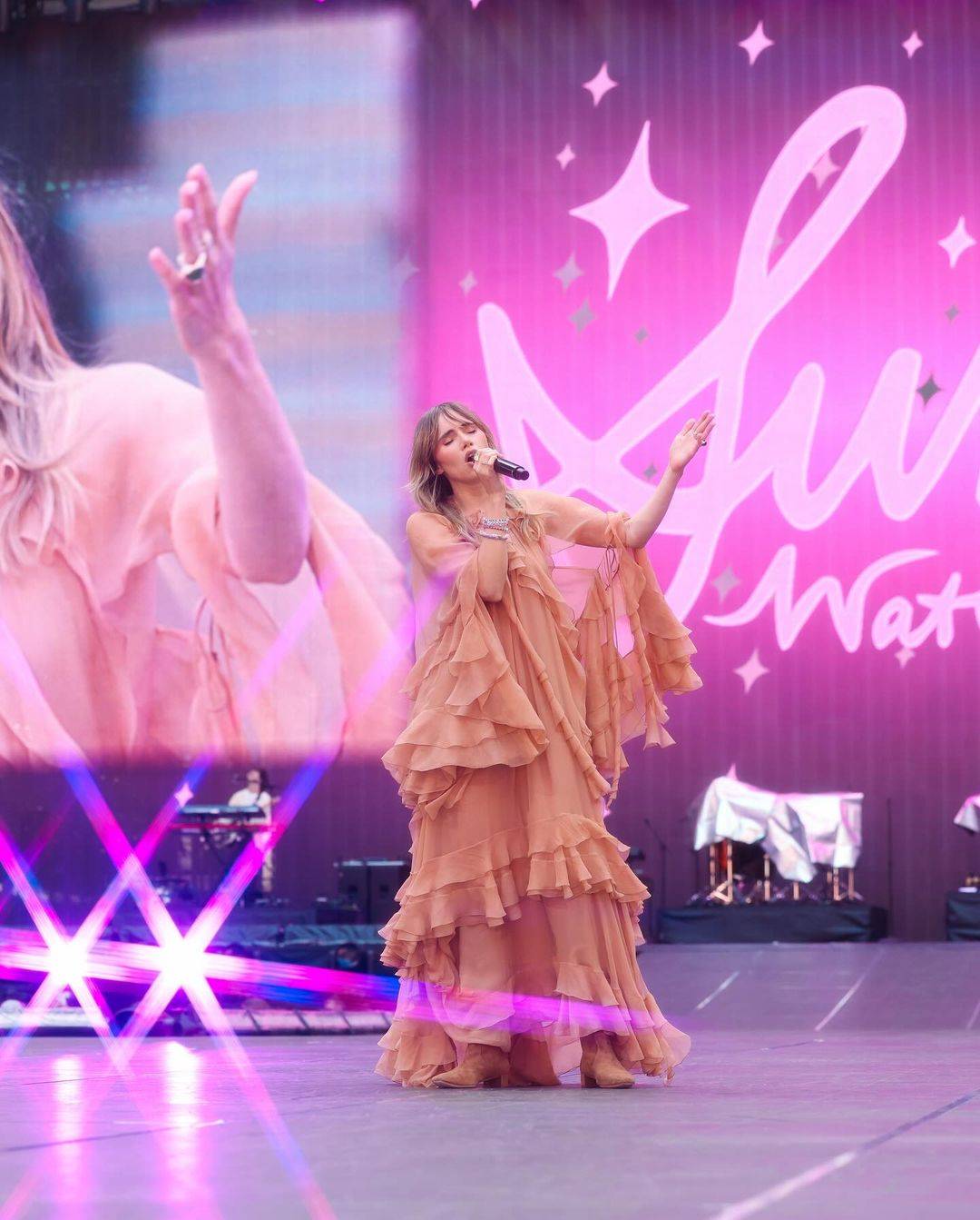 سوكي ووترهاوس بفستان من Chloé ومجوهرات من Tiffany