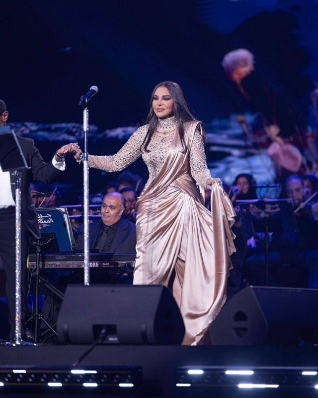 أحلام تتألق وتتخلّى عن المجوهرات الضخمة أحلام تتألق وتتخلّى عن المجوهرات الضخمة
