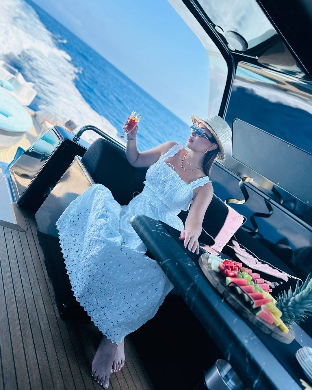 نسرين طافش تستمتع بوقتها بإطلالة أنيقة