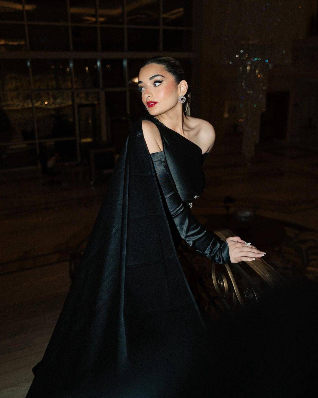 ملك زاهر تضج أنوثةً بالأسود الأنيق