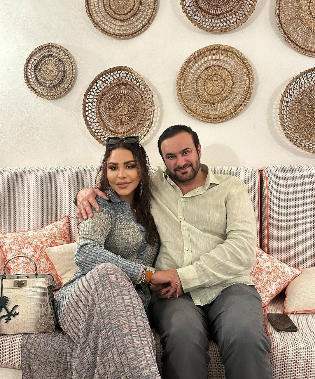 زوج أحلام يتغزّل بها... وردّ فعلها حديث الجمهور