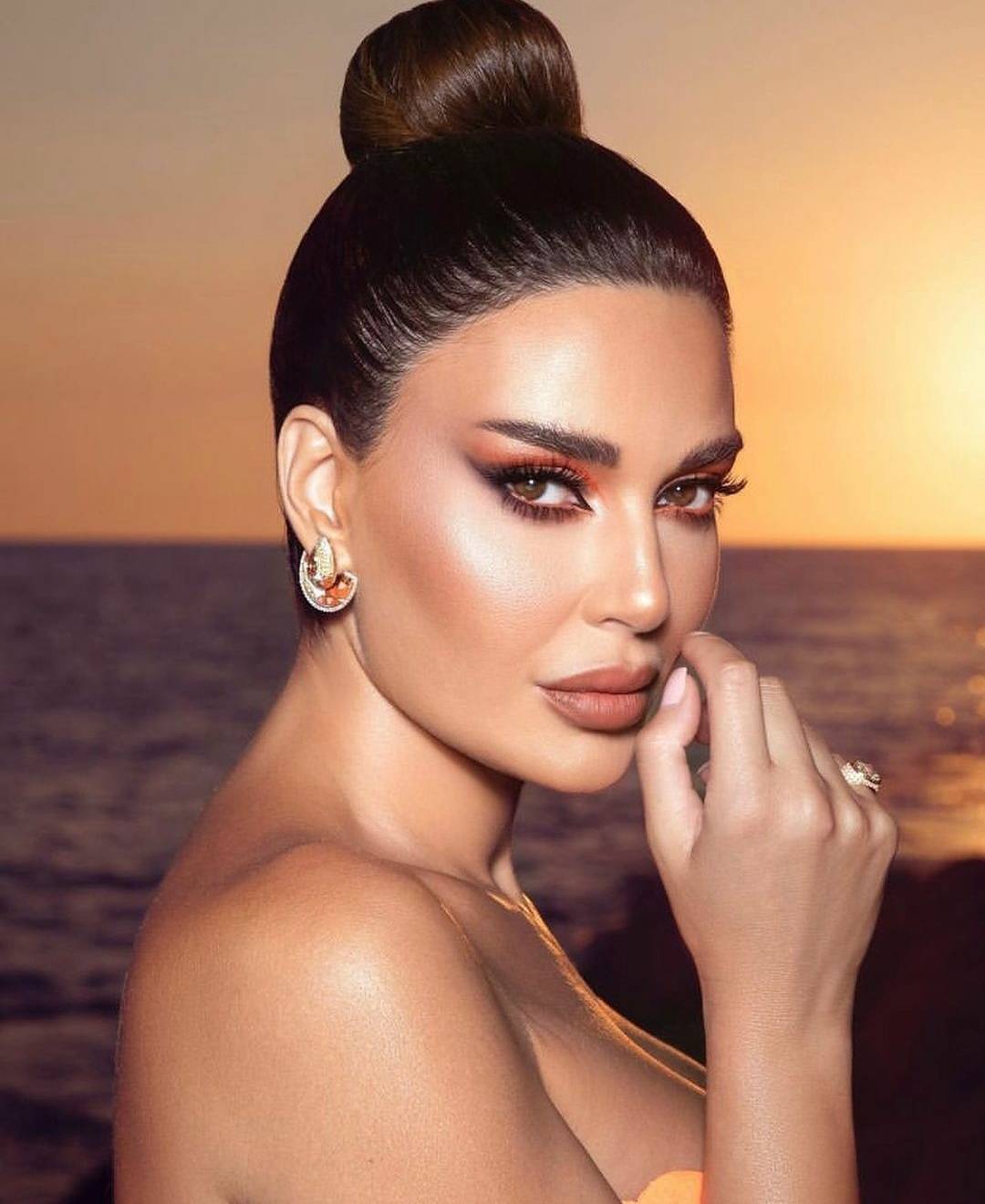 سيرين عبد النور تستعرض قلادتها المميّزة