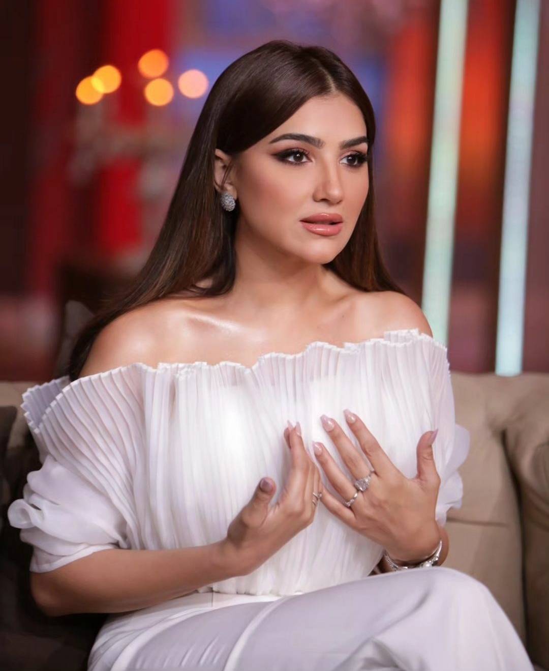 إختلاف في الآراء حول فستان مي عمر.. هل يستحق سعره؟