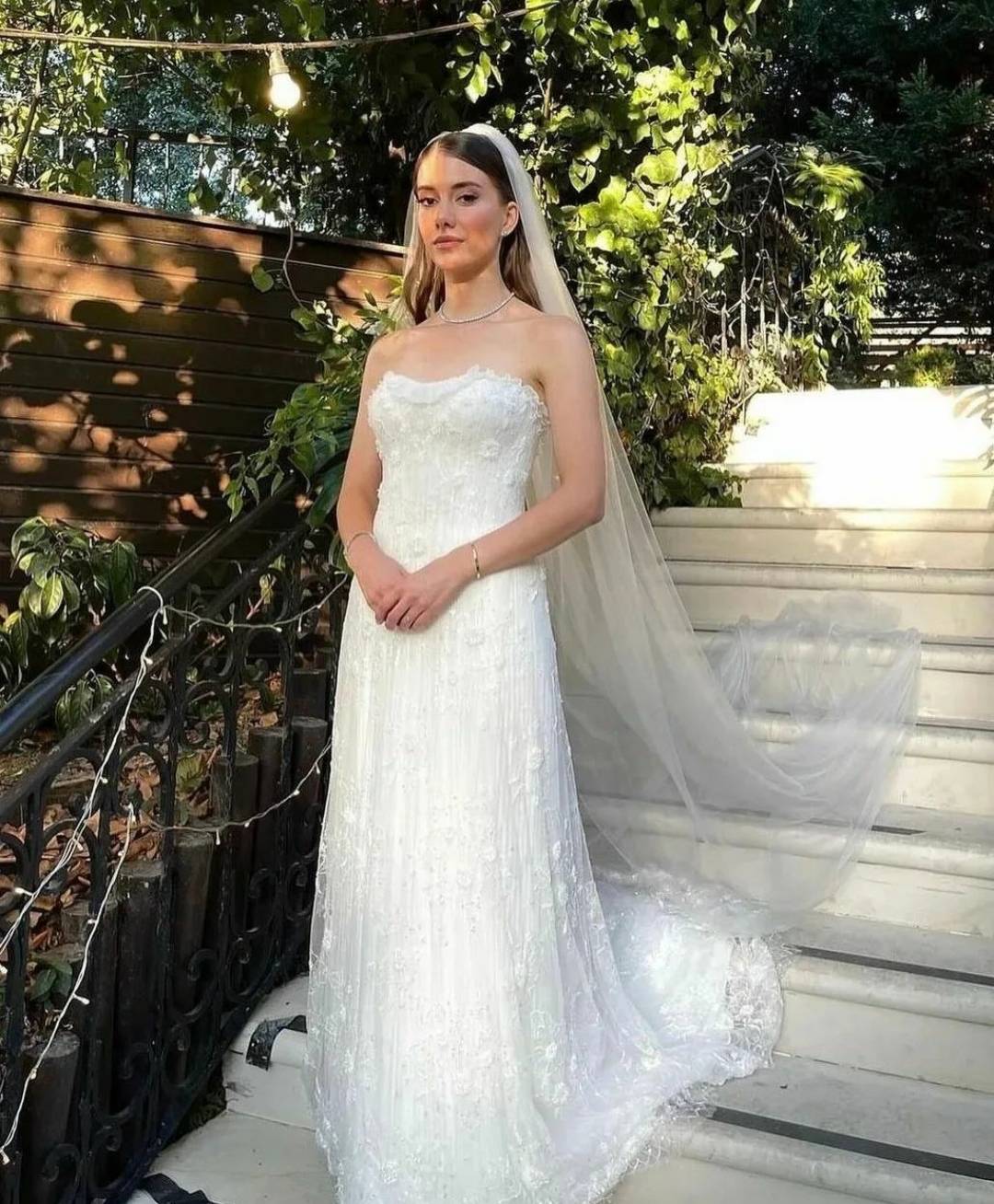 فستان زفاف بيريل بوزام... بسيط وأنيق
