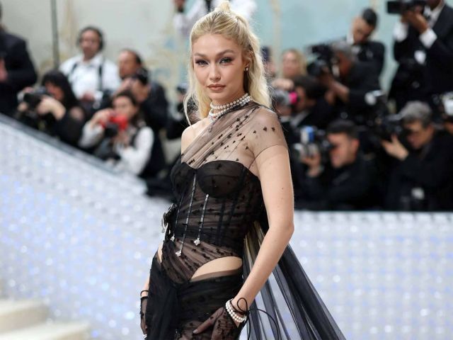 جيجي حديد تشارك صورها مع ابنتها في مرّة نادرة جيجي حديد تشارك صورها مع ابنتها في مرّة نادرة