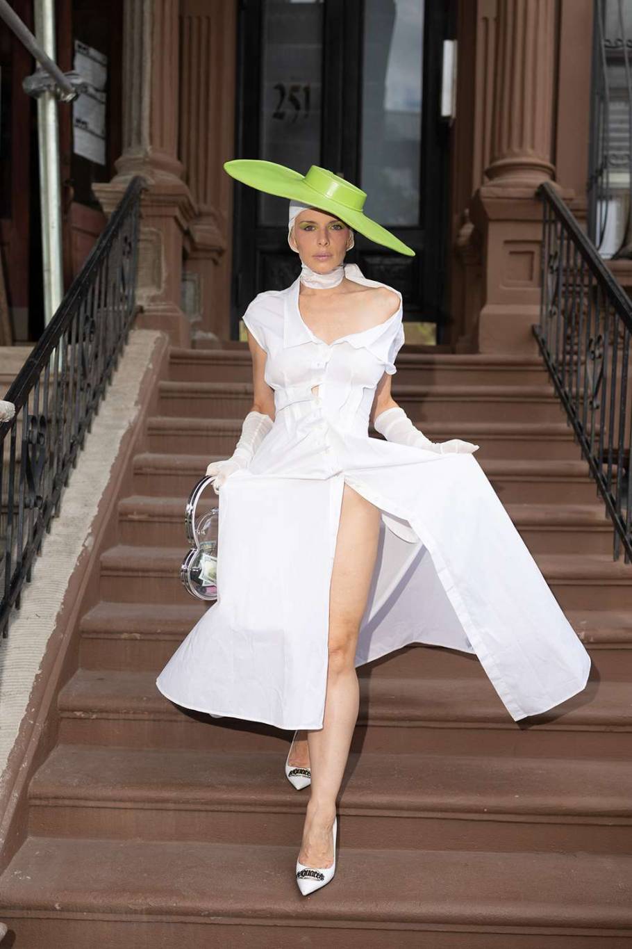 جوليا فوكس بأكسسوارات نقدية في حقيبة شفّافة