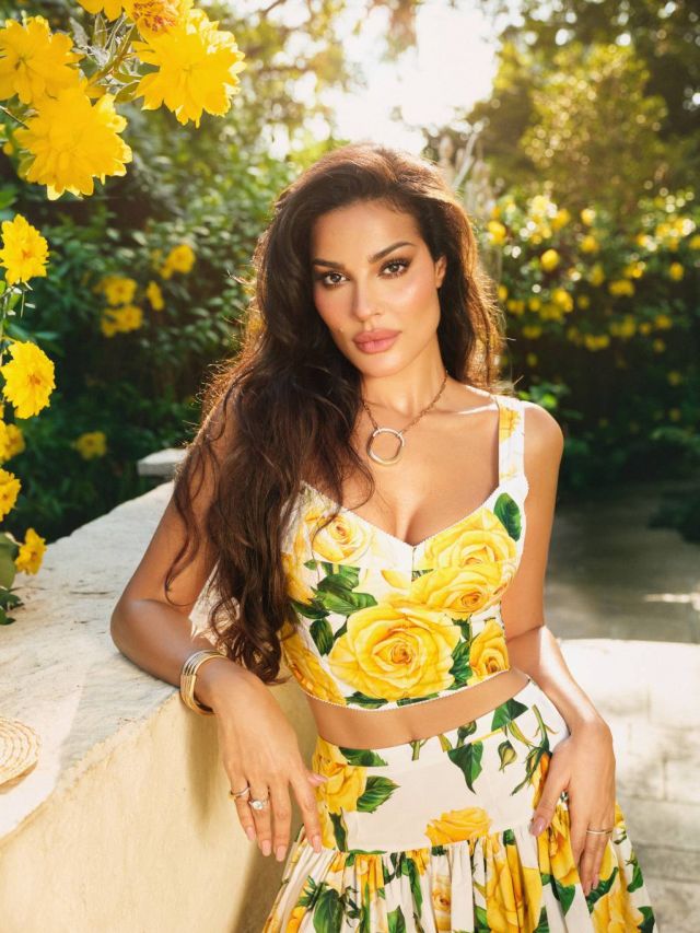 تصميم من Gabbana & Dolce
عقد Pendant Lock، أساور وخاتمان من الذهب الوردي والأبيض مع الماس وخاتم Edge Tiffany من الماس والبلاتينوم وسوار من الذهب الأصفر من .Co & Tiffany